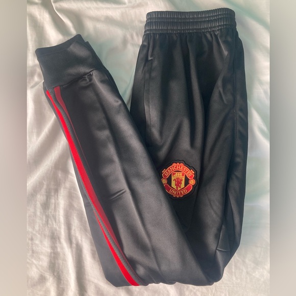 Manchester United Red and Black Jogging. - Picture 2 of 2